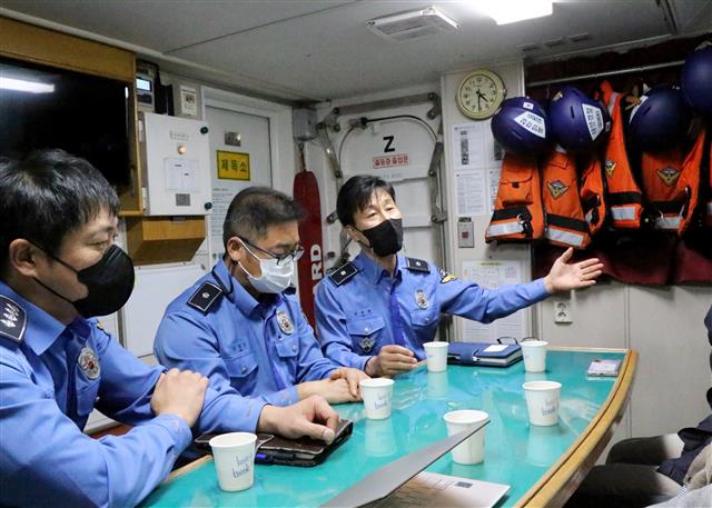 유 경위가 권수산(왼쪽 첫 번째) 경사, 김종문(두 번째) 경위와 함께 인명구조 경험을 들려주고 있다.해양경찰청 제공