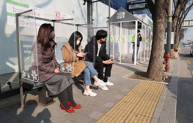 서울 서초구가 버스정류장 내 설치한 서리풀 온돌의자. 서초구 제공