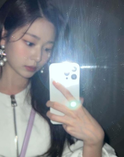 Kim Min-joo from the group IZ*ONE reported on the latest situation.On the afternoon of the 8th, Kim Min-joo posted a picture on his instagram without any phrase.Kim Min-joo in the photo is wearing white clothes and boots. The appearance of pure white contrasted with dark black hair attracted peoples admiration.The netizens showed affection with heart emoticons while watching Kim Min-joo, who emits the image of an angel.Meanwhile, Kim Min-joo is working as MBC Show! Music Core MC.