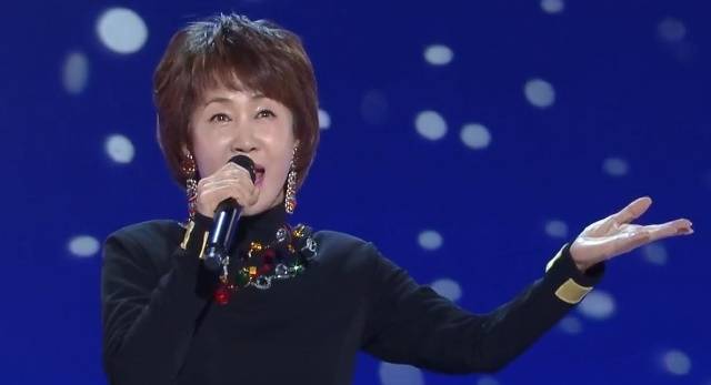 트로트 가수 이혜리의 매력은 감칠맛이 뚝뚝 묻어나는 목소리다. 맑고 경쾌하면서도 리드미컬한 톤이 투정 부리듯 애교 넘치는 표정과 어우러져 묘한 친근감을 준다. /방송 캡처
