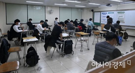 2022학년도 대학수학능력시험이 치러진 18일 오전 서울 종로구 경복고등학교에서 수험생들이 시험 준비를 하고 있다.