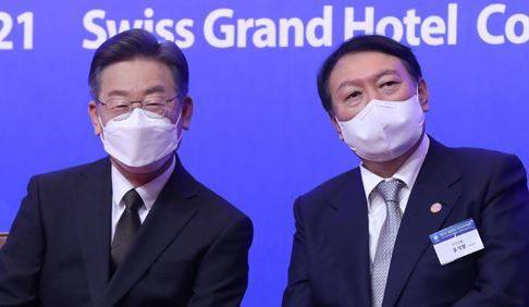 더불어민주당 이재명 대선 후보와 국민의힘 윤석열 대선 후보가 2일 오전 서울 서대문구 스위스그랜드호텔 컨벤션센터에서 열린 제53회 대한민국 국가조찬기도회에 참석해 있다. 2021.12.2 <청와대사진기자단>