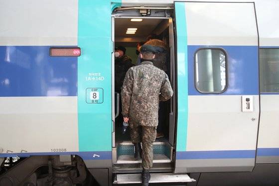 서울역에서 휴가를 나온 군인들이 열차에 탑승하고 있다. 장진영 기자