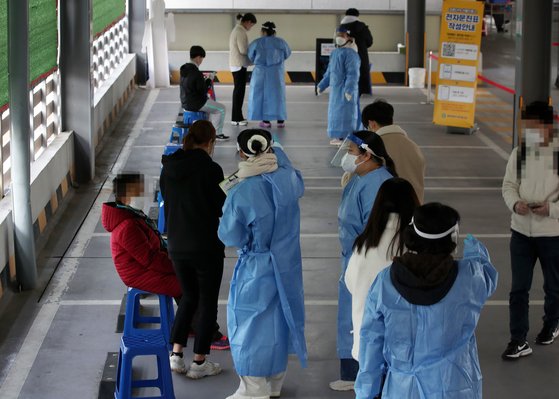 9일 오전 광주 북구보건소 선별진료소에서 의료진이 검사받으려는 시민들을 안내하고 있다. 연합뉴스