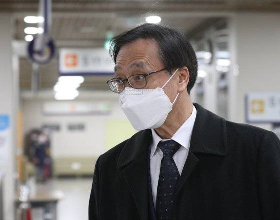 압수수색 과정에서 한동훈 검사장을 폭행한 혐의로 재판에 넘겨진 정진웅 법무연수원 연구위원이 9일 오전 서울 서초구 서울고등법원에서 열린 독직폭행 항소심 2차 공판에 출석하고 있다. 뉴스1