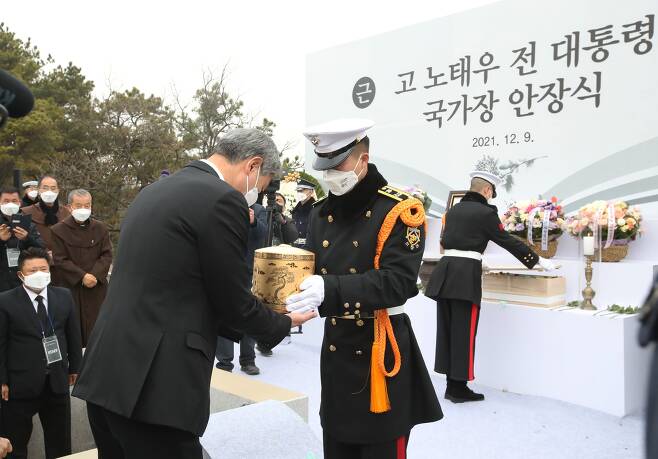 의장대가 아들 노재헌 동아시아문화센터 이사장에게 고인의 유해를 건네고 있다 우상조 기자