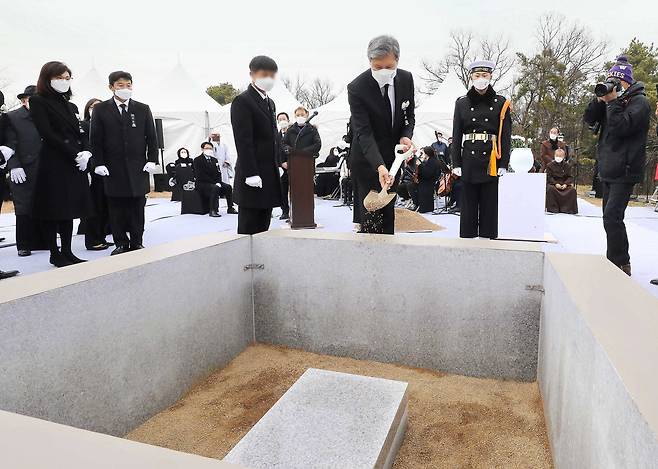 노재헌 동아시아문화센터 이사장이 고인의 묘역에 취토를 하고 있다. 우상조 기자
