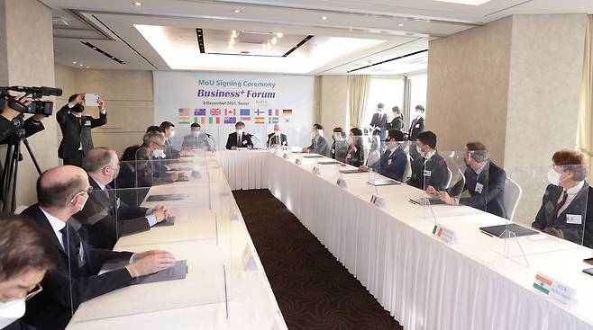 Kotra and 15 foreign chambers of commerce in Korea sign a memorandum of understanding to cooperate in providing educational programs for expatriates working in S. Korea. (Kotra)