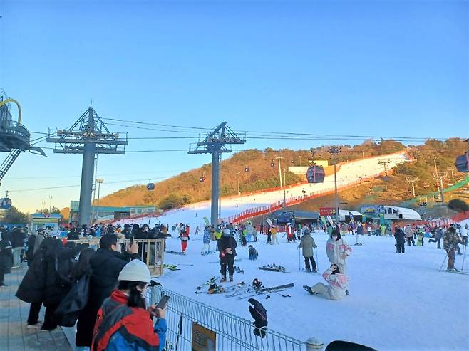 People take photographs and enjoy winter activities at Vivaldi Park in Hongcheon, Gangwon Province, Dec. 4. (Lee Si-jin/The Korea Herald)