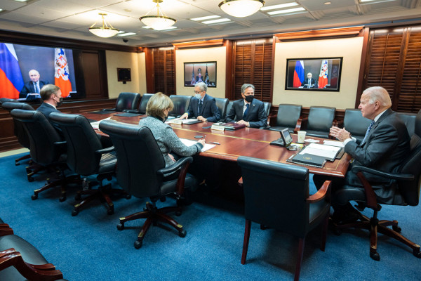 조 바이든(오른쪽) 미국 대통령이 7일(현지시간) 블라디미르 푸틴 러시아 대통령과 화상 정상회담을 하고 있다. 회담은 불과 2시간 만에 종료됐다. 양측은 우크라이나 사태와 관련해 기존 입장을 재확인하는 데 그쳤다. AFP연합뉴스