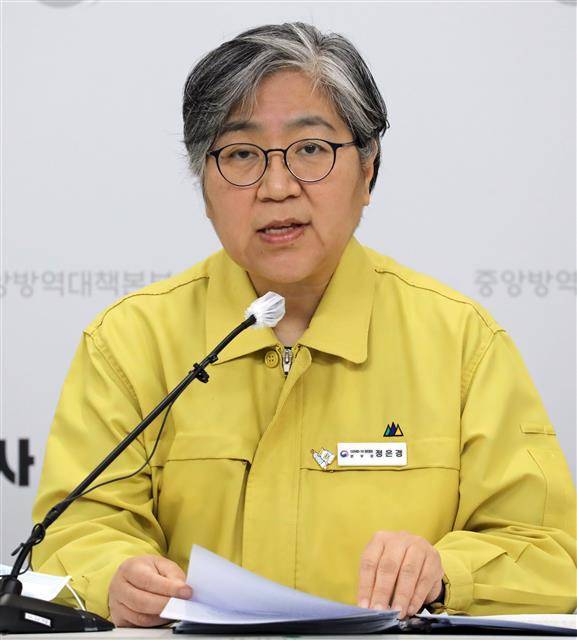 소아·청소년 백신 접종 관련 브리핑하는 정은경 질병청장 - 정은경 질병관리청장이 9일 충북 청주시 질병관리청 브리핑실에서 소아·청소년 청소년 코로나19 감염현황 및 예방접종 통계, 예방접종 효과 및 이상반응 신고현황 등을 브리핑을 하고 있다. 2021.12.9 뉴스1