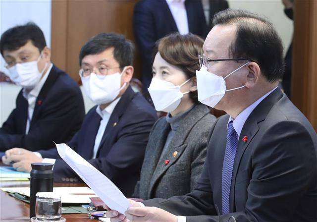 김부겸 총리, 코로나19 방역 관련 긴급관계장관회의 - 김부겸 국무총리가 9일 오후 서울 종로구 정부서울청사에서 열린 신종 코로나바이러스 감염증(코로나19) 방역 관련 긴급관계장관회의에서 모두 발언을 하고 있다. 2021.12.9 뉴스1