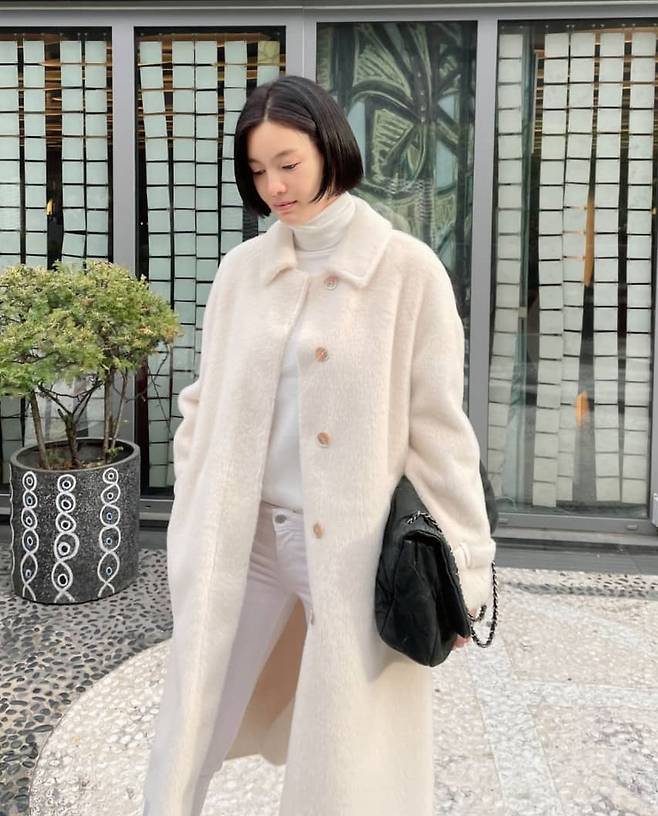 Jeong Ga-eun posted a picture on his instagram on the 9th day with an article entitled It was cool in a while.In the open photo, Jeong Ga-eun showed a white look by matching white turtleneck, coat and pants.Jeong Ga-euns sword-foot style and elegant visuals caught the attention of the viewers.On the other hand, Jeong Ga-eun is appearing on SBS FiL Do you reveal your daily life and JTBC Turning Point recently.Photo: Jeong Ga-eun Instagram