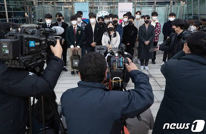 김정선 일원법률사무소 변호사가 8일 오후 서울 서초구 서울행정법원에서 열린 2022학년도 대학수학능력시험 과학탐구영역 생명과학Ⅱ 출제오류 관련 집행정지 신청 심문을 마친 후 입장을 말하고 있다. 2021.12.8/뉴스1 © News1 이재명 기자