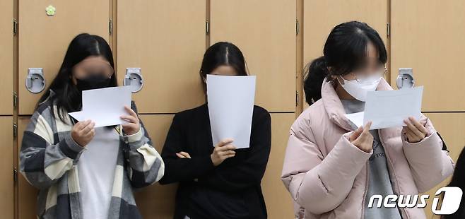 2022학년도 대학수학능력시험 성적표 배부일인 10일 서울 송파구 잠신고등학교에서 학생들이 배부받은 성적표를 확인하고 있다. 2021.12.10/뉴스1 © News1 박지혜 기자