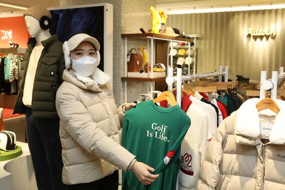 롯데백화점 본점의 골프 매장에서 모델이 겨울 신상품을 소개하고 있다. [롯데백화점]