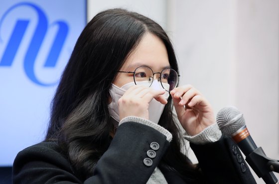 2022학년도 대학수학능력시험 유일한 수능 전 영역 만점자인 김선우씨가 10일 서울 서초구 메가스터디 본사에서 열린 기자간담회에서 취재진의 질문을 받던 중 안경을 올리고 있다. 뉴스1