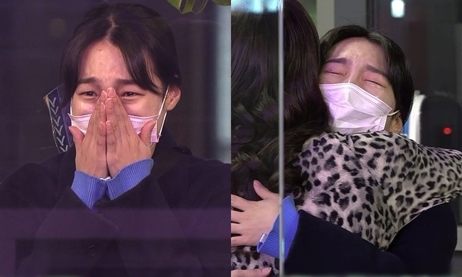 Comedian Lee Eun-ji was spotted spilling storm tears alone in an exciting dance version.MBCs I Live Alone (director Huh Hang Kim Ji-woo), which will air on December 10, will reveal the scene of Lee Eun-ji and Lean on Meims clunky reunion.Lee Eun-ji heads to dance sports academy with trembling heartLee Eun-ji, who has been a dance sports player for six years before his debut as a gag woman, said, I have not worn dancing shoes for about six years.Lee Eun-ji robs Sight by sitting alone outside, unable to even open the door even when he arrives at the Dance Sports Academy.At this point, Lee Eun-ji pours storm tears and creates surprise: exciting music and dance editions are unfolding right in front of him, but only Lee Eun-ji has not hidden his heart.Lee Eun-ji, who had only tears until the end of the lesson, is the back door that the tear glands were opened when he faced Lean on Me who found him.Lee Eun-ji says, You do not know how sincere I was. Dance sports is my second home.It was possible because there was dance sports from the actual comedian bond test to the bouquet Gil Eunji which brought the prime.Lean on Me, who has now become a representative gag woman of the MZ generation, will summon memories with Lee Eun-ji and show Haru with laughter and emotion.Lean on Me prepared for this Lee Eun-ji for dancing shoes and dancing clothes.Lean on Me wakes up the dancer instinct of Lee Eun-ji, who is a bonca with the words I do not die, so I have to try it.Lee Eun-ji, who has been wearing dance sportswear for a long time, is impressed by his automatic reflection-level posture.Lee Eun-ji, who wore dancing shoes, could not control the instinct of the wriggling dancer and began to dance as a main character Lee Eun-ji, not a bookie Gil Eunji with the declaration of Look, this is my sisters car!