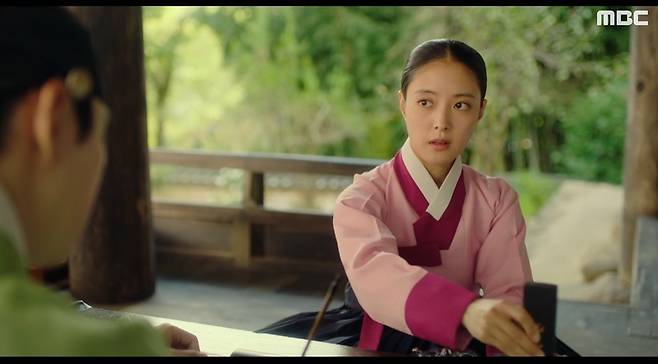 MBCs Red End of Clothes Retail, which deals with the reformed monarchs reign, is similar to MBCs Isan in 2007. One of the things is that the female protagonist plays the role of Hong.The female protagonist Sung Duk-im (Lee Se-young) said, Every time the three-son, Jungjo (Lee Joon-ho), hits Danger, Mr.Handy, like Mr Hong, does the role of solver.Maybe she Sungdeok in the drama helped her to a secret life even in childhood.Just before Jeongjos act, which he read, Do not read by his grandfather Yeongjo (Lee Duk-hwa), was revealed, young Sung Duk-im sneaked into the library.After that, he showed his base to tear the part out of the book he read and hide it. Yeongjo praised Jeongjo, saying, You ripped it to avoid one part I should not read.Although this happened, Jeongjo did not notice that Maybe she, who was a saint, helped him.Sung Duk-im is a great power for Seson even after she has changed from girl to lady.As he managed the library of Donggung (Sejinggung) he became a god of love with Seson, and he made a decisive contribution to the release of Seson from the gold spirit.The female protagonist of the drama , which was not Sung Duk-im but Sung Song-yeon (Han Ji-min), was much more unrealistic. The way Sung Song-yeon helped Jeongjo outperformed Sung Duk-im.When an elderly discrete (Lee Seo-jin) was accused of concealing a weapon to make a rebellion, Sung Song-yeon, a Dohwaseo Damo, uncovered the real owner of the weapon based on the scane he accidentally witnessed and removed the charges of the separation.It was the same when the political opponents opened a rite (, , , , , , ) to Assassination Seson.Sung Song-yeon obtained the ark of the event (manual) in advance and found circumstantial evidence to prove the Assassination conspiracy.It was not Dohwa Damo, but like the NIS agent, and defended the future reform monarch.The female protagonists commonly dealt with by Lee and Lee are Sung So-yong (Song So-yong) or Sung Ui-bin (Sung Ui-bin) in .I can only tell that he was a surname, and I do not know what his name was.The use is the three-piece concubine and the bin was the one-piece concubine. The personal information confirmed today is that the surname is the surname and the three-piece is promoted from the first item.In addition, it is confirmed that he gave birth to a young man, Moon Hyo-seja, and Ongju, and left the world with his third child pregnant.The surname in the two historical dramas is a figure like Mr. Handy and Mr. Hong to Jeongjo, but this is irrelevant to the historical record.Nor does there exist records showing that he was not a figure like Handy, Mr Hong, so this remains the realm of imagination.According to the Jungjo Annals dated September 14, 1786 (Nov. 14, 1786) on the lunar calendar, Jeongjo mourned Sung Ui-bin, who died on the day, and lamented, From now on, there is no place to ask for the national history (the country).Based on this sentence, which presupposes that Jeongjo had entrusted Sung Ui-bin with the national history, there is room for reasoning that Sung Ui-bin would not have assisted her husbands administration of the state.But the history of the state here was not such a history. It was a concept far from the administration of the state.The above date annals tell the story that Jeongjo waited very long for his birth.In addition, there is a line in which Hong Nak-sung, a junior class, says, The desire of the whole Europe depends on this.Then, there is a lament of Jeongjo, From now on, there is no place to entrust the national history. As you can see, Jeongjos national history was a successor birthThe birth of a kings child in the dynasty was the result of a presidential runner in the present day, and in this era, the birth of a prince was a major ambassador that could be included in the category of national history.It was because the royal family of this period was also very precious, as were other monarchs of the late Joseon Dynasty, that Jeongjo was lamenting that there was no place to entrust the national history.Jeongjo became a king in 1776, when he was 24 years old, and in his sense, he became a king at the age of thirty or older, but he got his first child in 1782, six years later.The prince born at this time is Sung Ui-bins son.The royals were able to maintain their power in a stable manner if the kings successor was prepared, so there is no need to emphasize how closely the royals had watched this issue for those six years.Especially, it would have been a very nervous time for those who share interests with Jeongjo.The prince, who was born in six years, was later called the Tax Prince. If he became a king after his tax life, he did not have to be given a separate title in front of the Tax Prince.As shown in the case of the Apostle Taxpayer, it was not a wage, and because it ended its life as a tax collector, it was put in front of the taxpayer.The son who later became the successor of Jeongjo is Sunjo. Sunjo was born in 1790 in the body of Park Soo-bin (Subin Park).With only one prince left, Moon Hyo-seja died, so the shock that people received at the time was very large.In this state, Europe came to expect because the third birth of Sung Ui-bin was imminent in the second half of 1786 when Moon Hyo-seja left.As such, when the descendants of the royal family were precious, Sung Bin gave birth to Ongju after his son, who would become a tax collector, and conceived his third child.He was loved by the royal family for repeatedly giving birth to new lives.It was not because Jeongjo appeared every time he was in Danger, but because he was pregnant with the prince three times.However, Sung Ui-bins life ended during the pregnancy of her third child, and his life ended so soon after four years of becoming the concubine of Jeongjo after pregnant with Moon Hyo-seja.