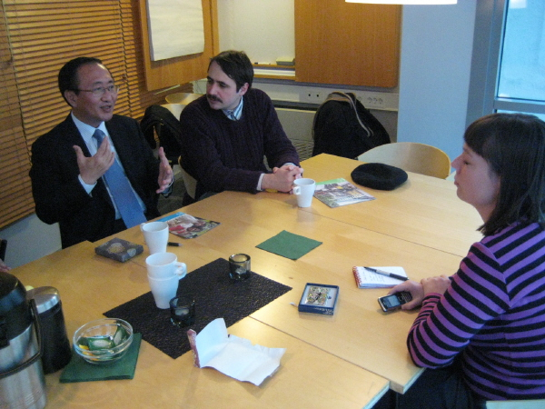 ▲노르웨이 사회주의좌파당(SV) 중앙당사를 박노자 교수와 방문, 당직자와 대화를 나누는 노회찬(2008.11.20.) Ⓒ노회찬재단