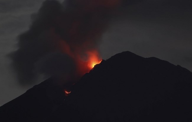 지난 8일 화산 폭발 후 용암이 흘러나오는 스메루 화산의 모습. 사진=AP 연합뉴스