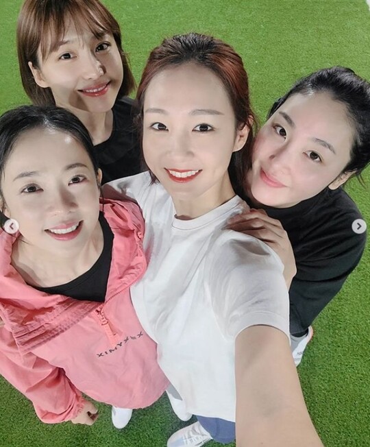 Oh Jin-yeon, an announcer, is keen on soccer practice.Oh Jin-yeon said through his instagram on the 11th, In 12 hours, I set up again. Now your sweat smells fragrant. I love you, my team.and posted several photos.In the photo, Park Eun-young, Yun Tae-Jin, and Shin Ah-yeong gathered for soccer practice, including FC Anaconda team Oh Jin-yeon appearing in Goal Girl.Especially, it shows off the beauty that is unchanged even with the unpretentious face, and catches the attention of the viewers.Oh Jin-yeon added, Thank you for the new bean paste bread - its delicious.On the other hand, Oh Jin-yeon is appearing on SBS entertainment program Should Beating Girls.