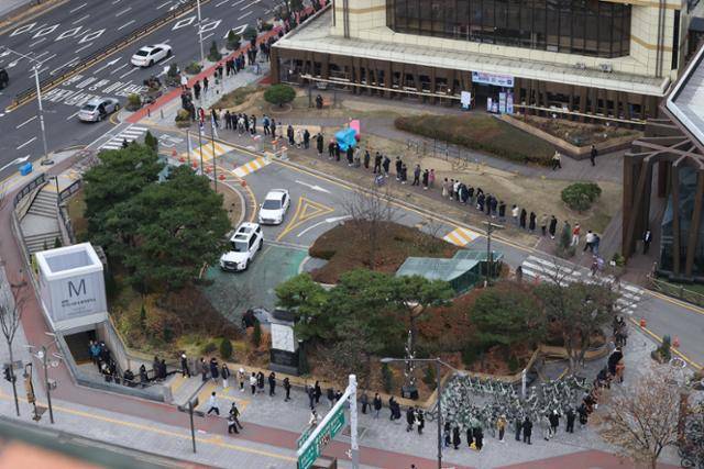 10일 오전 서울 송파구 송파보건소 신종 코로나바이러스 감염증(코로나19) 선별진료소 앞에 시민들이 검사를 받기 위해 줄을 서 있다. 연합뉴스