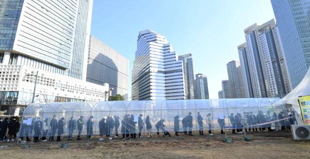 코로나19 신규 확진자가 7,175명으로 집계된 8일 오후 서울 용산역광장에 마련된 임시선별진료소에서 시민들이 검사를 받기 위해 줄지어 대기하고 있다. 배우한 기자