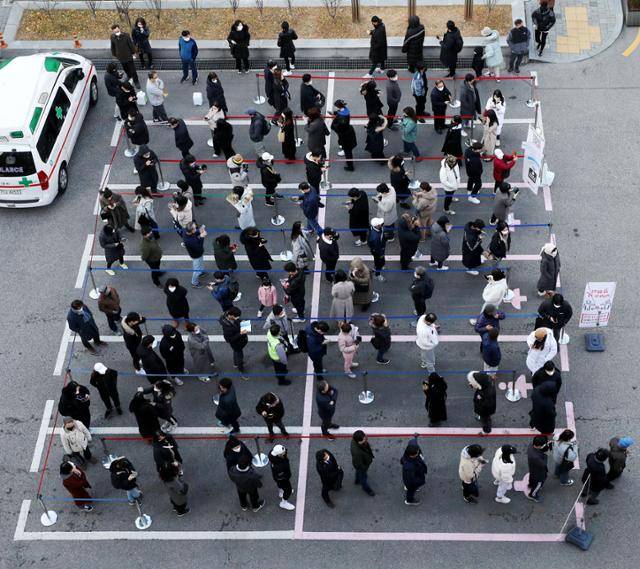 8일 오전 서울 강남구보건소 선별진료소에서 많은 시민들이 코로나19 검사를 받기 위해 길게 줄지어 서 있다. 뉴시스