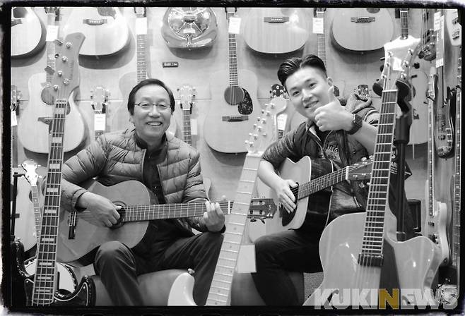 경은상사 김지화 대표와 아들 김효식 씨. ‘통기타의 원조’ 마틴 기타를 처음으로 수입한 경은상사 김지화 대표(사진 좌측)는 아들 김효식씨(34)와 함께 가게를 운영 중이다. 효식 씨는 온라인 판매와 유튜브 채널 운영을 맡고 있다.