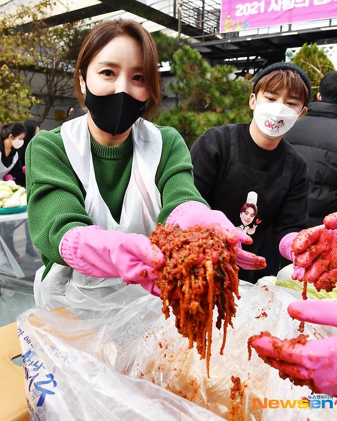 2021 Love Kimchi Sharing event was held on December 11 at Yeoksam Arnouveau Hotel in Gangnam-gu, Seoul.Actors Kim Bo-sung, Shinhwa Kim Dong-wan, Singer Chun Myung-hoon Trot Singer Sook-haeng, Lee Do-jin, The Sea Song Min-kyung, actor Ji Ju Yeon, Kim Seo Yeon,