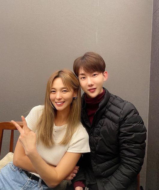 Singers Jo Kwon and Sunye boasted about their 20-year friendship.Jo Kwon said on his 10th day, Precious relationship is so happy for us. We support our friend Sunye. # J.Y. Parks 99% Top Model About 20 years ago and posted several photos.In the photo, Sunye and Jo Kwon, who have met for a long time, are taking a self-portrait affectionately. The beauty and friendship of the two people, which have not changed over the years, add to the warmth.Jo Kwon and Sunye have been friendship since appearing together on SBS Super Special Sunday Manse - J. Y. Parks Top Model of 99% of gifted and talented projects.Last year, the two released their duet song First Page and worked on music together.Meanwhile, Jo Kwon recently released his new album Ballad 21 F/W in seven years with 2AM members, and Sunye appeared on TVNs new entertainment Mom is Idol and took the stage for a long time after leaving Wonder Girls.Jo Kwon Instagram