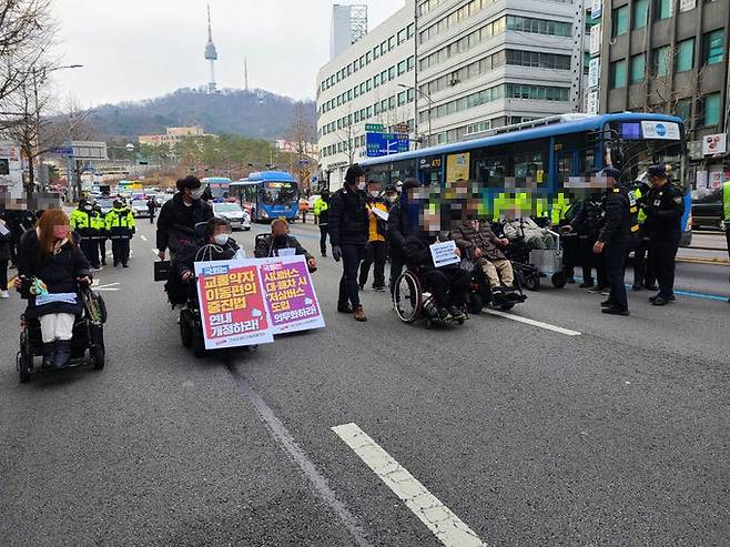 전국장애인철폐연대 회원들이 지난 9일 오전 국가인권위원회에 ‘혜화역 승강기 봉쇄’ 진정을 내기 위해 서울 중구 충무로역에서 출발해 도로로 이동하고 있다.