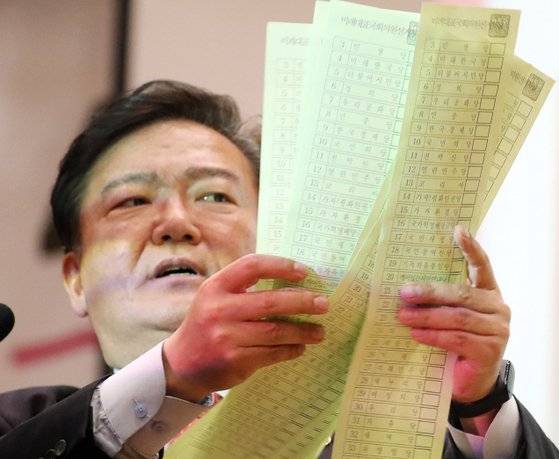 지난해 4.15 총선 직후 투표용지를 흔들며 부정선거를 주장하고 있는 민경욱 전 의원. 연합뉴스