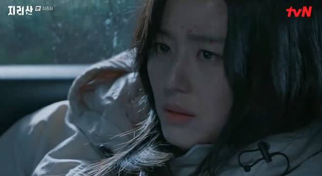 Jirisan Jun Ji-hyun and Ju Ji-hoon dramatically performed The Slap; Jennifer 8-bum Lee Ga-Seop died in a landslide.In the final episode of TVNs Jirisan broadcast on the 12th, Lee Gang (Jun Ji-hyun) and Hyun-jo (Ju Ji-hoon) returned to the ranger with their healthy appearance.The real culprit in the Jennifer 8 case that shook Jirisan was Lee Ga-Seop.Did you stay in the mountains to catch me after that? said Sol, who met with the state of life and spirits. Ive got ghosts.I didnt remember what happened then, and I didnt mean to do it from the start, and I was going to die, he said.In the past, Sol, who had found a mountain to finish his life, met an old friend and accidentally killed him who could not remember his fathers work.Sol, who gained confidence as the case was handled as an accident rather than a murder, became a Ranger and committed Jennifer 8.Hyunjo said, The mountain wanted to punish you. Thats why he showed me.You told me you were the killer, said Sol, and I dont know what you mean, but you didnt catch me, and the mountain is on my side.He was too short to say, If you are on your side, please stop him once. He burned a note with decisive evidence.Nevertheless, Hyunjo left a trace indicating that Sol was the real criminal, and detectives and Rangers were dispatched.At that time, Lee Gang visited the hospital where Hyunjo was hospitalized, but his room was already erased. After crying, Lee Gang was kidnapped by Sol who was hiding in the hospital.Sole said, Youve ruined everything. You dont know whats important. You know what San E wants? Its gone. Its all wiped out. Wait a minute.I will send you to your grandmother. So, even in the face of the attack of Sol, Lee Gang fought back and said, The mountain is a mountain. Your crazy thoughts made you do it. You are just a madman.Sol tried to repay it, but as the landslide hit like a mountain, he buried in the rocks and closed his eyes.A year later, Lee Kang regained his health and returned to the Rangers, and Hyunjo also became healthy and Jirisan ended with a happy ending.