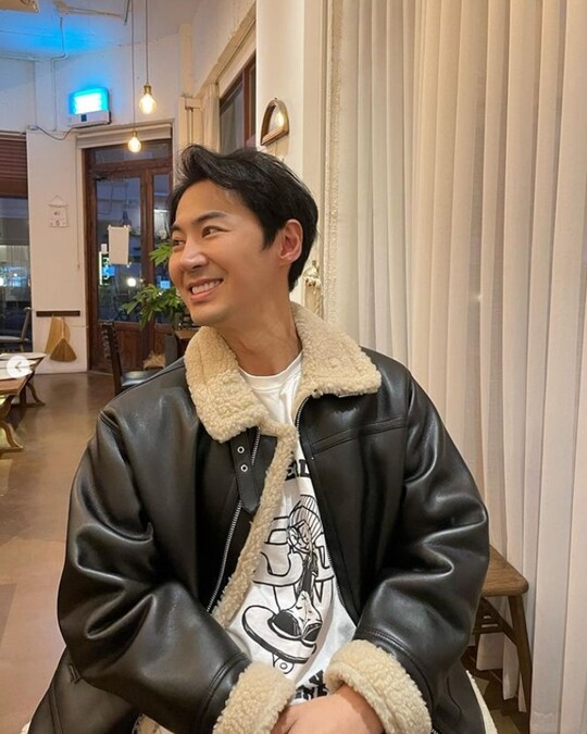 Singer Jun Jins wife, Ryu-yool Lee, shared her daily life with husband Jun Jin.Ryu-yool Lee posted several limbs on his 13th day with an article entitled Jinnie Monkey through his instagram.In the photo, Ryu-yool Lee and Jun Jin are enjoying cafe Date.In particular, Jun Jin poses monkeys for Ryu-yool Lee and emits charm and smiles.Meanwhile, Ryu-yool Lee marriages with Jun Jin in September last year.