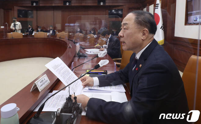 홍남기 경제부총리 겸 기획재정부 장관이 13일 서울 종로구 정부서울청사에서 열린 제226차 대외경제장관회의를 주재하며 발언하고 있다.2021.12.13/뉴스1 © News1 송원영 기자