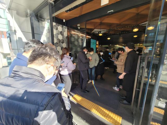 13일 낮 12시 서울 강남역 인근 한 유명 햄버거 가게 직원들이 매장 입구에서 손님들을 대상으로 백신 접종 증명 여부를 확인하고 있다. 김재현 기자