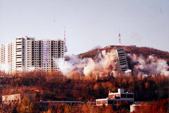 1994년 11월 20일 남산 외인아파트 폭파 철거 당시 모습. 아파트 철거로 22년간 가로막혀 있던 남산의 모습이 시민들에게 돌아갔다. 한국일보 자료사진