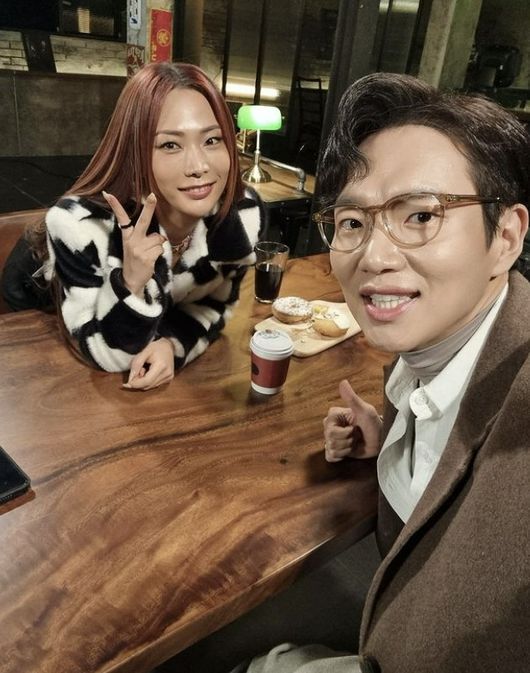Broadcaster Jang Sung-kyu left a certification shot with dancer HoneyJessie J.Jang Sung-kyu uploaded a picture to his instagram on the afternoon of the 14th, saying, Honey and honey-like time, HoneyJessie J.I tried to stick to the dance battle, he laughed.HoneyJessie J and Jang Sung-kyu are having a good time enjoying coffee and dessert.HoneyJessie J appears to have participated in the recording of SBS entertainment The Story of the Day of Tailing the Tail (Kokkomu).Kokomu is broadcast every Thursday at 10:30 pm.Holly Bang, which HoneyJessie J belongs to, took first place in Mnet Street Woman Fighter.Jang Sung-kyu  SNS