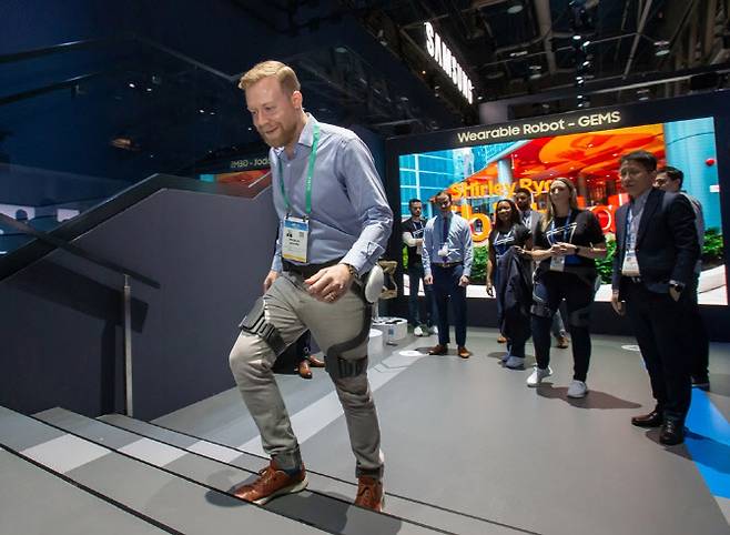 지난 1월 미국 라스베이거스에서 열린 세계 최대 전자 전시회 ‘CES 2020’에서 관람객이 삼성전자 웨어러블 보행 보조 로봇 ‘젬스힙’을 체험하고 있다. (사진=삼성전자)