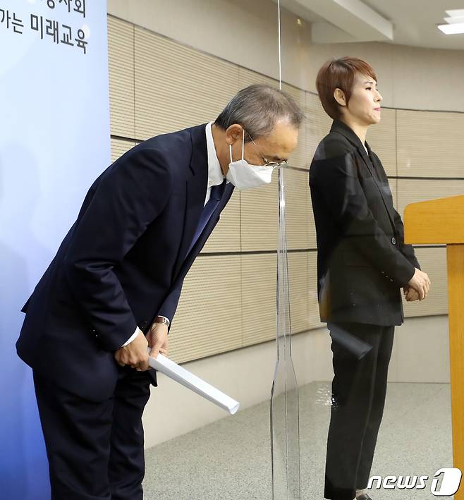 강태중 한국교육과정평가원장이 15일 정부세종청사 교육부 브리핑실에서 인사를 하고 있다. /뉴스1 © News1 장수영 기자