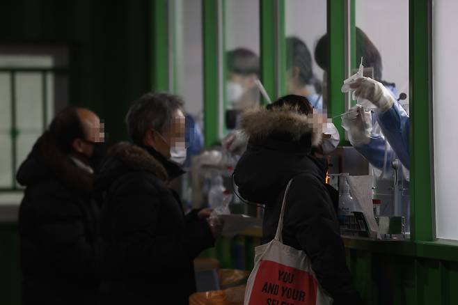 15일 저녁 서울 마포구 월드컵공원 평화광장 임시선별검사소에서 시민들이 코로나 검사를 받고 있다. /연합뉴스