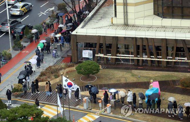15일 오전 서울 송파구 보건소 선별진료소에서 시민들이 검사를 기다리고 있다. ⓒ연합뉴스