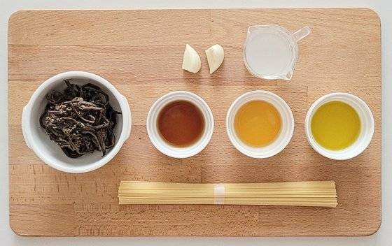 고사리 파스타 재료. 사진 신혜원