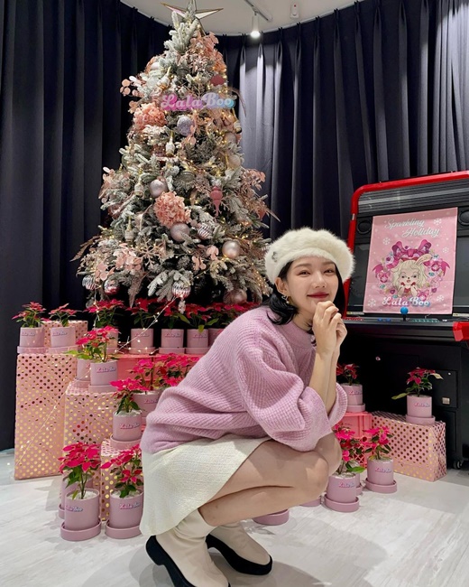 Group GFriend Yerin flaunts fairy beautyYerin posted several photos on his instagram on the 15th without any special comments.In the open photo, Yerin is posing in front of a colorful Christmas tree.Yerin showcased her adorable styling in a pink knit, matching a white flares cut, while her casual mood was saved with adorable white boots, while Yerins slender legs stand out.Yerin, who boasted a fairy beauty with a single hair, also conveyed her youthfulness with a warm Angora beret.Another photo showed Yerin leaving a mirror selfie while popping a cell phone flash.He carried a white shearing bag and made the kitsch styling perfect digestion and eye-catching.Meanwhile, Yerin signed an exclusive contract with the Surbream Artist Agency after the group GFriend disbandment in May.