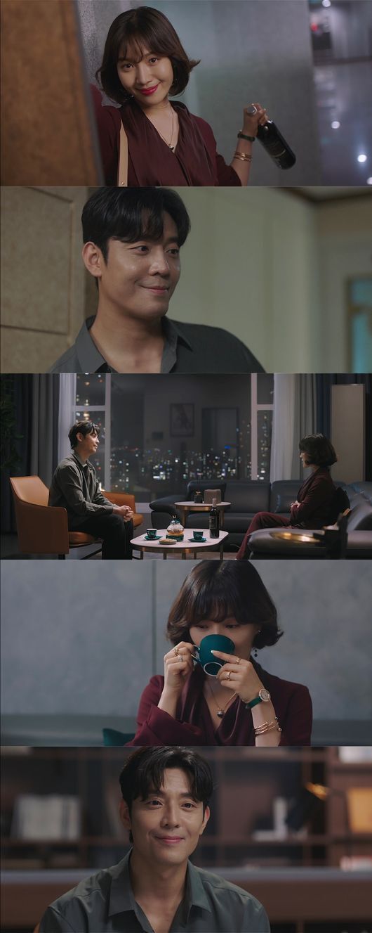 Choi Hee-seo and Kim Joo-heon are starting a full-fledged love affair.SBS Jackson There are various loves in Now, Im Breaking Up (playplay by Jane/director Lee Gil-bok/creator Gline&Kang Eun-kyung/Produced Samhwa Networks, UAA/hereinafter Jihejung).The love of Ha Young (Song Hye-kyo) and Yoon Jae-guk (Jang Ki-yong), the sad love of Jeon Mi-sook (Park Hyo-joo) who prepares for separation and Kwak Soo-ho (Yoon Na-moo) who can not leave.Among them, the romance of two cute adults, Hwang Chi-sook (Choi Hee-seo) and Seok Do-hoon (Kim Joo-heon), which are a little bit awkward, attracts viewers attention.Hwang proposed to Seok Do-hoon a short-term contract relationship to help him feel comfortable with his friend Ha Young-eun by tricking his father, Hwang Dae-pyo (played by Joo Jin-mo).Seok Do-hoon, who had already loved Hwang Chi-sook, approached him in his own way, at his own speed, and finally took Hwang Chi-sooks heart.The two mens kissing gods in the 10th episode of Jihejung showed the loveliness of the couple.The audience is paying attention to what romance the two will show for the remaining six times and how the two will change due to love.Meanwhile, on December 15, the production team of Jihejung unveiled Hwang Chi-sook and Seok Do-hoon, who started their full-fledged love affair, drawing attention.The photo, which was released, captured a scene 11 times in Jihejung. Hwang Chi-sook appears to have come to Seok Do-hoon with a bottle of wine.The two eyes look at each other and they are full of emotion. I feel the pink atmosphere as a couple who just started dating.But in the ensuing photo, Hwang Chi-sooks expression, which seems a little shy, stimulates curiosity. Why is Hwang Chi-sook, who has always been active in front of love, so shy?What made her so shy? I wonder how the short scenes alone would be drawn in the lovely two love affair of Lamar Jackson.We have a lot of love in our Lamar Jackson, and the love of Hwang Chi-sook and Suk Do-hoon will be splashy and sometimes warm, said the Ji-He-Jung crew.Choi Hee-seo and Kim Joo-hun completed the romance of Hwang Chi-sook and Seok Do-hoon with perfect breathing and consideration. I would like to ask for your interest and expectation. SBSs Lamar Jackson, Now, Im Breaking Up, which tells a deeper emotional and deep story beyond the middle, was held on Friday, December 17 at 10 p.m.