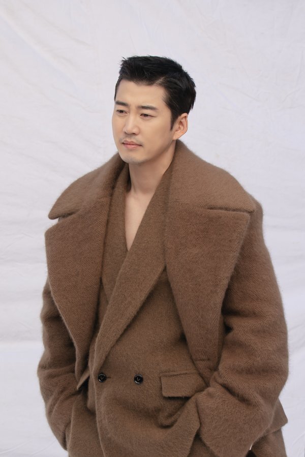 The behind-the-scenes of Actor Yoon Kye-sang, who participated in the music project Reconnected 2021 hosted by Elle, has been unveiled and is drawing attention.The publics response to the music video of Cheers (with ELLE KOREA), the title song of the music project Reconnected 2021 released on the official SNS channel of 9th day Elle, is hot.In 2021, Elles second music project, Reconnected 2021, is a super-class music project organized by fashion media <Elle> Korea and led the contemporary flow, with the best Lee Su-hyun & Actor, Code Kunst, AKMU Lee Chan Hyuk, Salt, Cold, Yoon Kye-sang and Moon Ga Young. It started with the intention of conveying the energy, courage, empathy and comfort of affirmation to all who are sending it.Through this meaningful project, fans attention was focused on the move of Yoon Kye-sang, who co-worked with junior The Artists in a special and hot combination, and the agency Just Entertainment released the behind-the-scenes footage of Yoon Kye-sang, presenting fans with a different pleasure.In the open photo, Yoon Kye-sang finished the picture with a gray color suit, a brown color coat, and a trauma fashion chic and stylish, sniping the woman with an irreplaceable visual, and a pose as good as a model.In the following interview, Actor and Lee Su-hyun, who are in the project together, are caught laughing brightly and chatting with each other. His charming eyes and bright energy are filled with smiles.In addition, during the music video shoot, he completed a sensational image with a deep look and atmosphere, and even in the behind-the-scenes, he was impressed by the photographers and staffs throughout the shooting with visuals that seemed to see a screen of the movie.Yoon Kye-sang, who is expanding his range of activities in various fields through new challenges beyond his works.He has been active as a popular actor and has attracted attention with his special chemistry with MZ generation The Artists. He recently captured the theater by taking control of the screen with the mirrorsing act of one person and the sleek action act through the movie Food Defector.The film Flood Defector has surpassed 77 million cumulative audiences and has continued to be the top box office.Yoon Kye-sang, who has been peaking as an actor with movies and dramas, is attracting attention as to what kind of action he will continue in the future.Meanwhile, Yoon Kye-sang will once again find the master room through the Sixth Sense.