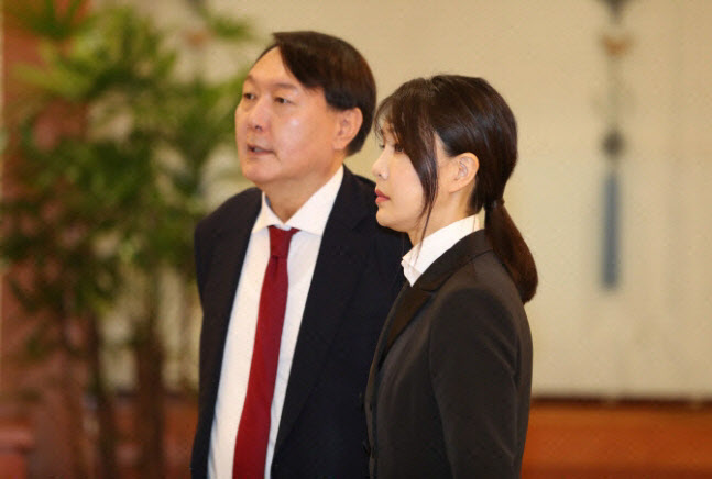 윤석열 국민의힘 대선후보(왼쪽)와 부인 김건희 씨.(사진=이데일리DB)