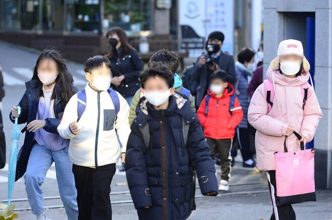 수도권을 포함한 전국 학교가 전면등교를 시작한 지난 22일 서울 용산구 금양초등학교에서 학생들이 등교하고 있다. 사진공동취재단